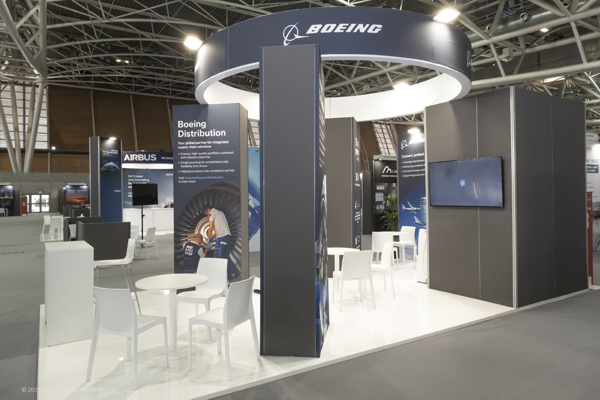 _DSF0064.jpg - 02/11/2025. Torino. Decima edizione di Aerospace & Defense Meetings Torino, la piÃ¹ importante business convention internazionale per lâ€™industria aerospaziale in Italia. Nella foto parte dell'allestimento della fiera all'Oval del Lingotto