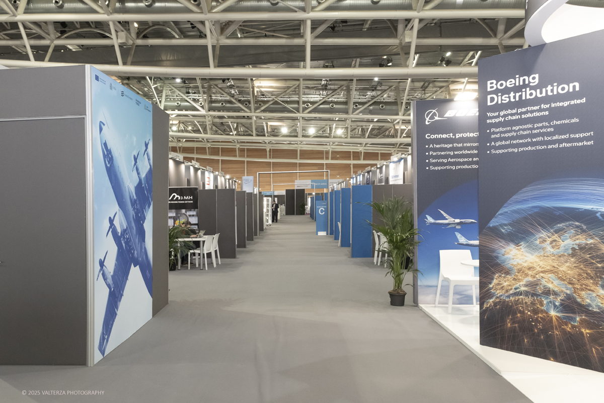 _DSF0068.jpg - 02/11/2025. Torino. Decima edizione di Aerospace & Defense Meetings Torino, la piÃ¹ importante business convention internazionale per lâ€™industria aerospaziale in Italia. Nella foto parte dell'allestimento della fiera all'Oval del Lingotto