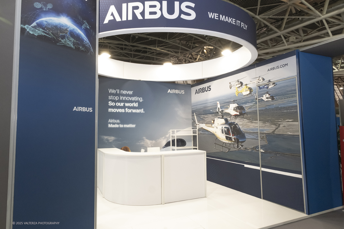 _DSF0070.jpg - 02/11/2025. Torino. Decima edizione di Aerospace & Defense Meetings Torino, la piÃ¹ importante business convention internazionale per lâ€™industria aerospaziale in Italia. Nella foto parte dell'allestimento della fiera all'Oval del Lingotto