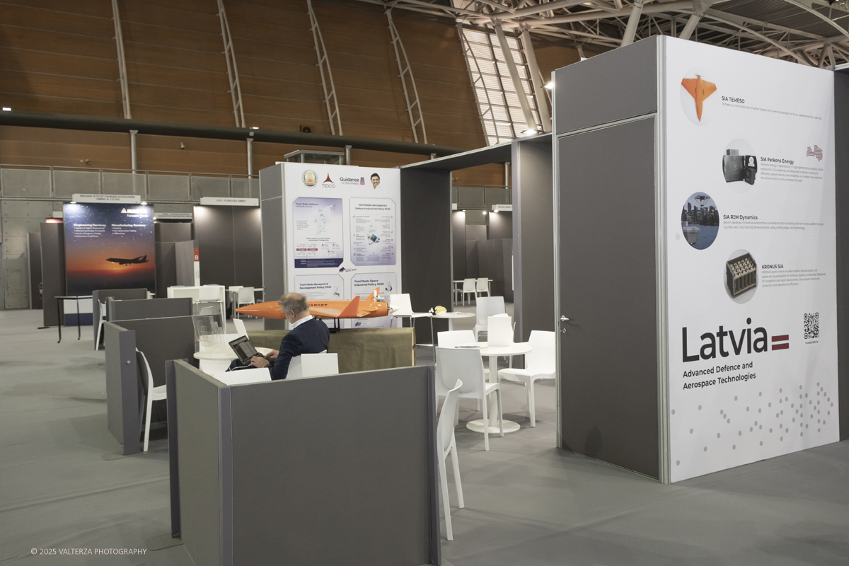 _DSF0073.jpg - 02/11/2025. Torino. Decima edizione di Aerospace & Defense Meetings Torino, la piÃ¹ importante business convention internazionale per lâ€™industria aerospaziale in Italia. Nella foto parte dell'allestimento della fiera all'Oval del Lingotto