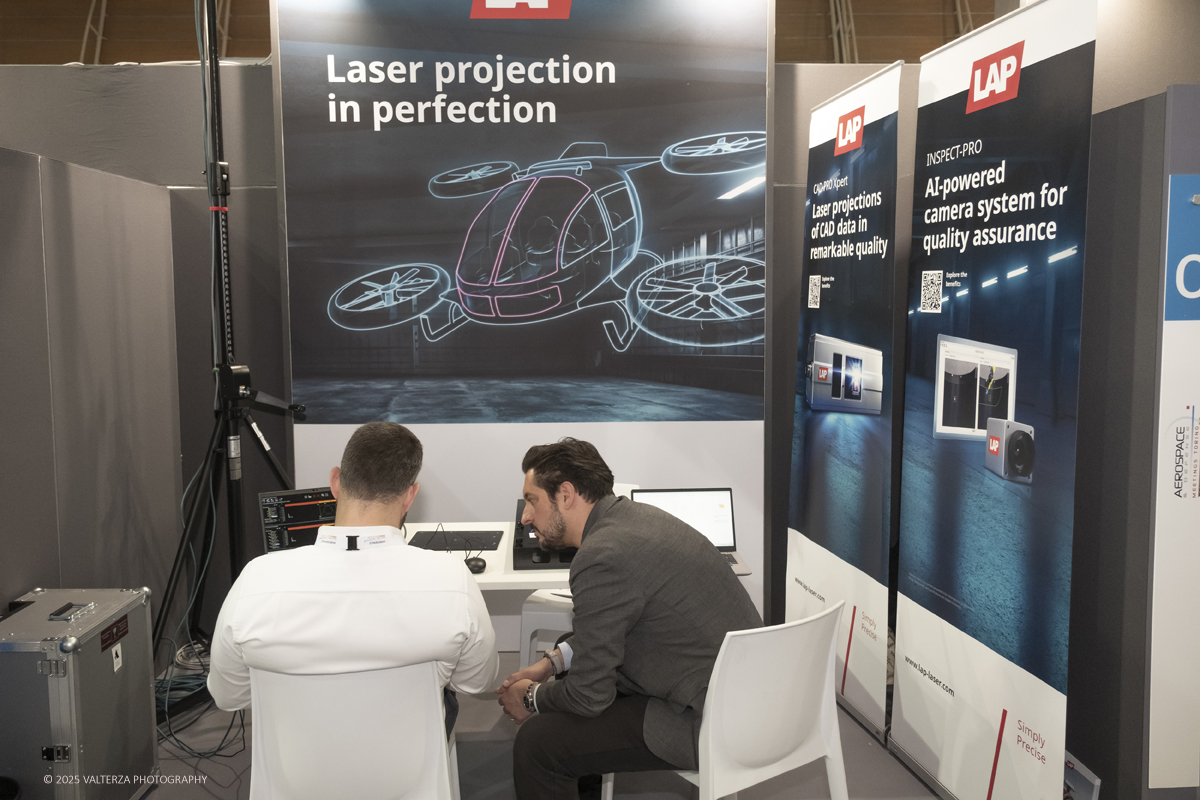 _DSF0310.jpg - 02/11/2025. Torino. Decima edizione di Aerospace & Defense Meetings Torino, la piÃ¹ importante business convention internazionale per lâ€™industria aerospaziale in Italia. Nella foto  parte dell'allestimento della fiera all'Oval del Lingotto