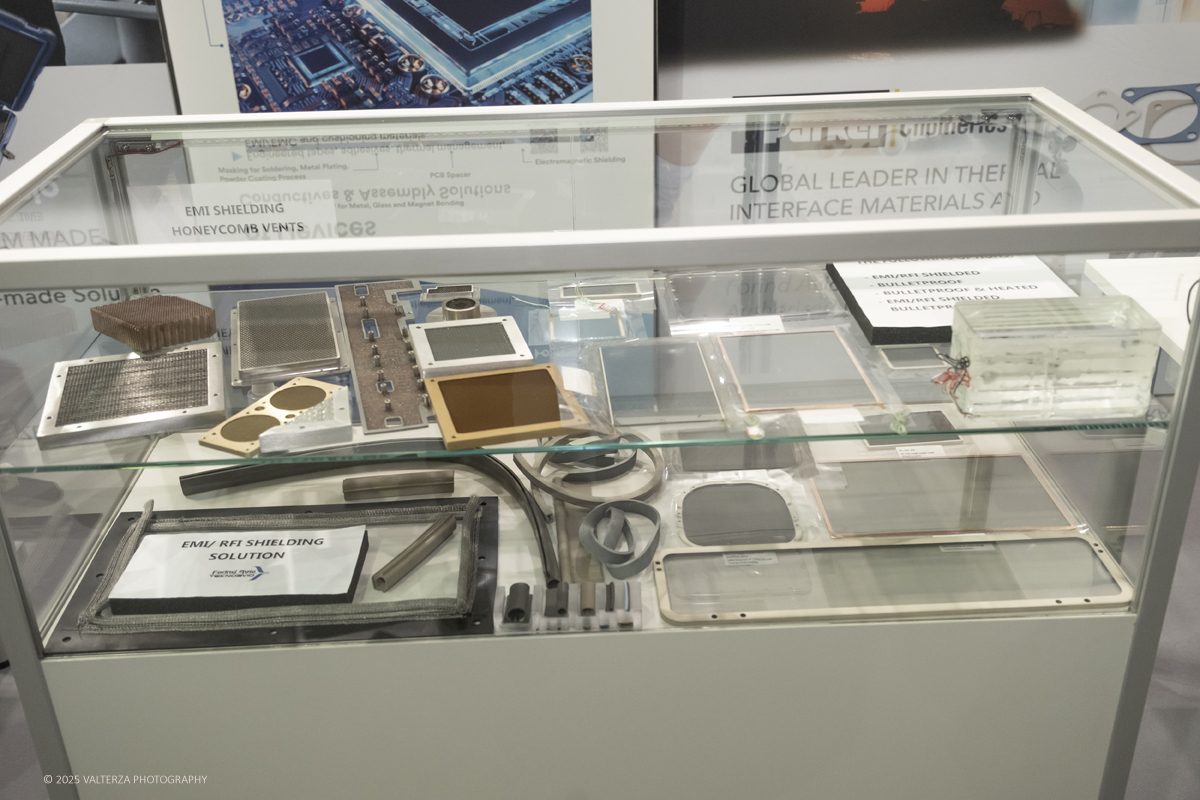 _DSF0313.jpg - 02/11/2025. Torino. Decima edizione di Aerospace & Defense Meetings Torino, la piÃ¹ importante business convention internazionale per lâ€™industria aerospaziale in Italia. Nella foto  parte dell'allestimento della fiera all'Oval del Lingotto