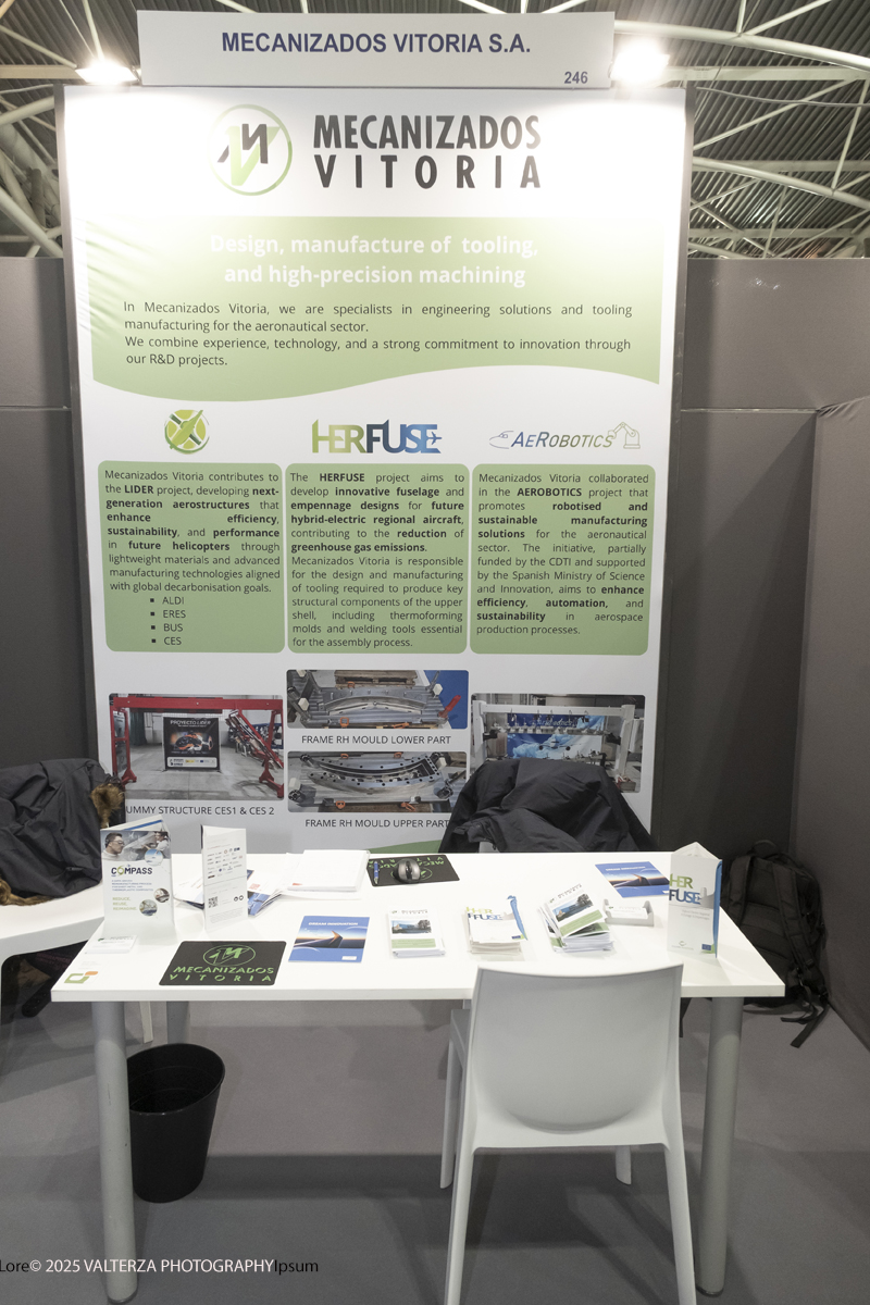 _DSF0316.jpg - 02/11/2025. Torino. Decima edizione di Aerospace & Defense Meetings Torino, la piÃ¹ importante business convention internazionale per lâ€™industria aerospaziale in Italia. Nella foto  parte dell'allestimento della fiera all'Oval del Lingotto