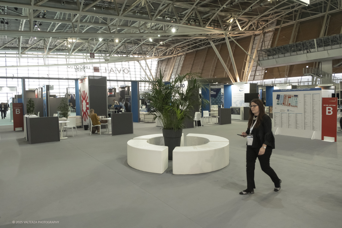 _DSF0319.jpg - 02/11/2025. Torino. Decima edizione di Aerospace & Defense Meetings Torino, la piÃ¹ importante business convention internazionale per lâ€™industria aerospaziale in Italia. Nella foto  parte dell'allestimento della fiera all'Oval del Lingotto