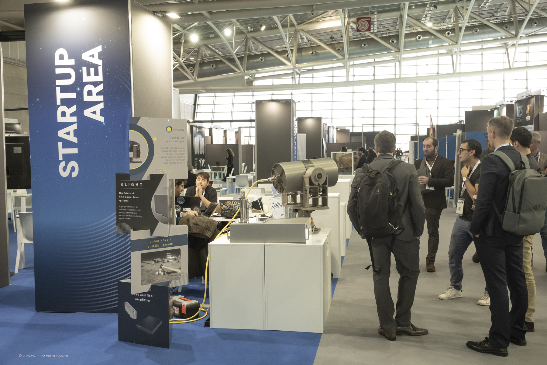 _DSF0323.jpg - 02/11/2025. Torino. Decima edizione di Aerospace & Defense Meetings Torino, la piÃ¹ importante business convention internazionale per lâ€™industria aerospaziale in Italia. Nella foto  parte dell'allestimento della fiera all'Oval del Lingotto