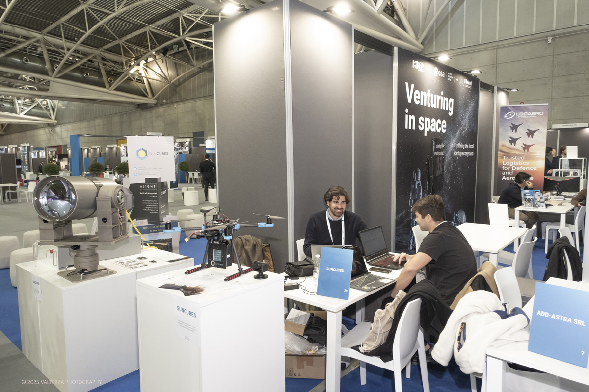 _DSF0328.jpg - 02/11/2025. Torino. Decima edizione di Aerospace & Defense Meetings Torino, la piÃ¹ importante business convention internazionale per lâ€™industria aerospaziale in Italia. Nella foto  parte dell'allestimento della fiera all'Oval del Lingotto