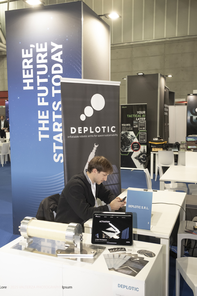 _DSF0331.jpg - 02/11/2025. Torino. Decima edizione di Aerospace & Defense Meetings Torino, la piÃ¹ importante business convention internazionale per lâ€™industria aerospaziale in Italia. Nella foto  parte dell'allestimento della fiera all'Oval del Lingotto