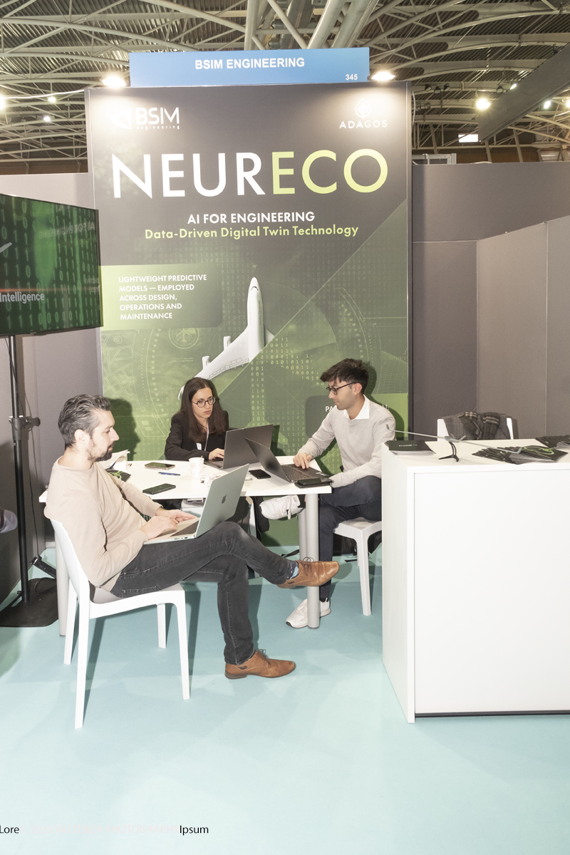 _DSF0335.jpg - 02/11/2025. Torino. Decima edizione di Aerospace & Defense Meetings Torino, la piÃ¹ importante business convention internazionale per lâ€™industria aerospaziale in Italia. Nella foto  parte dell'allestimento della fiera all'Oval del Lingotto