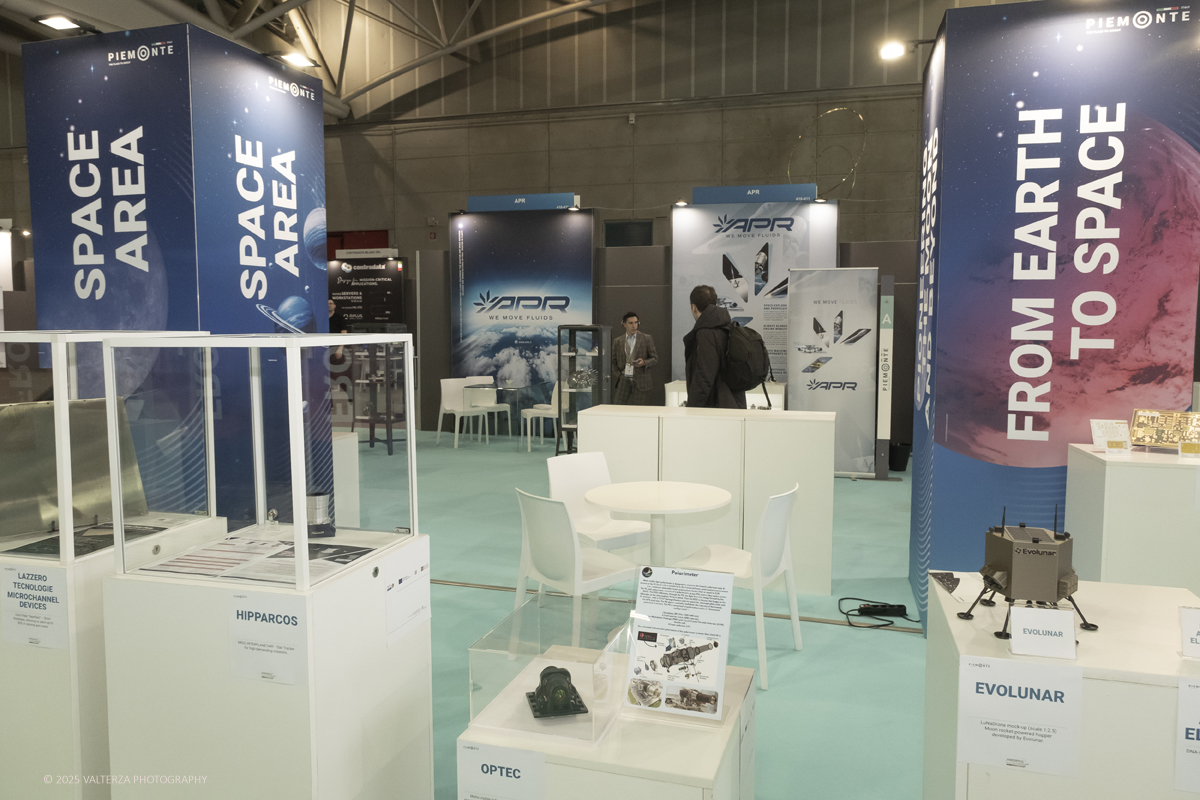 _DSF0342.jpg - 02/11/2025. Torino. Decima edizione di Aerospace & Defense Meetings Torino, la piÃ¹ importante business convention internazionale per lâ€™industria aerospaziale in Italia. Nella foto  parte dell'allestimento della fiera all'Oval del Lingotto