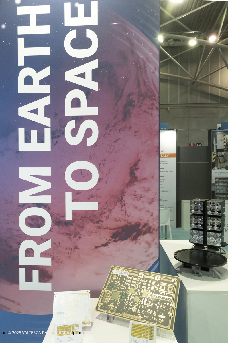 _DSF0343.jpg - 02/11/2025. Torino. Decima edizione di Aerospace & Defense Meetings Torino, la piÃ¹ importante business convention internazionale per lâ€™industria aerospaziale in Italia. Nella foto  parte dell'allestimento della fiera all'Oval del Lingotto