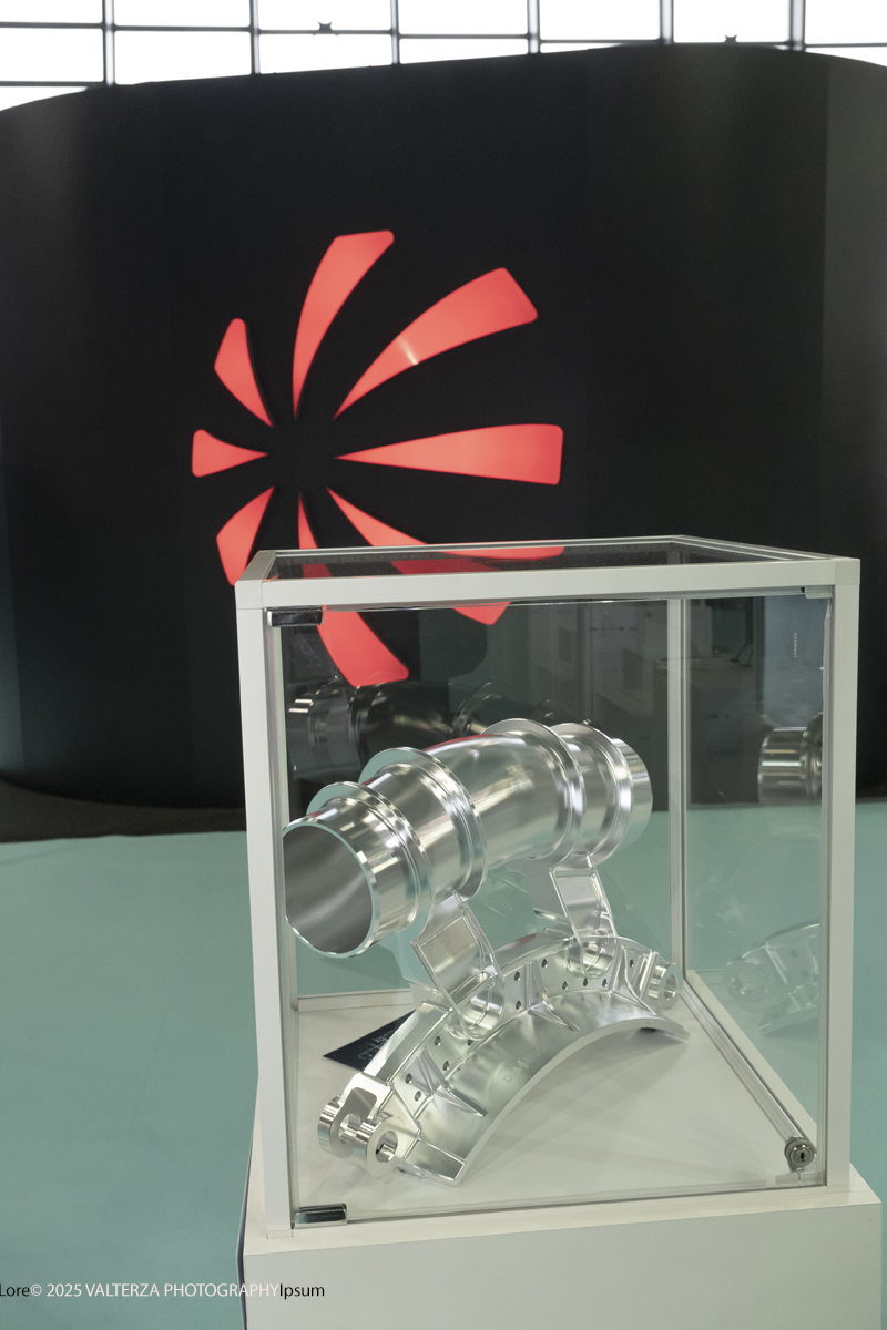 _DSF0346.jpg - 02/11/2025. Torino. Decima edizione di Aerospace & Defense Meetings Torino, la piÃ¹ importante business convention internazionale per lâ€™industria aerospaziale in Italia. Nella foto  parte dell'allestimento della fiera all'Oval del Lingotto