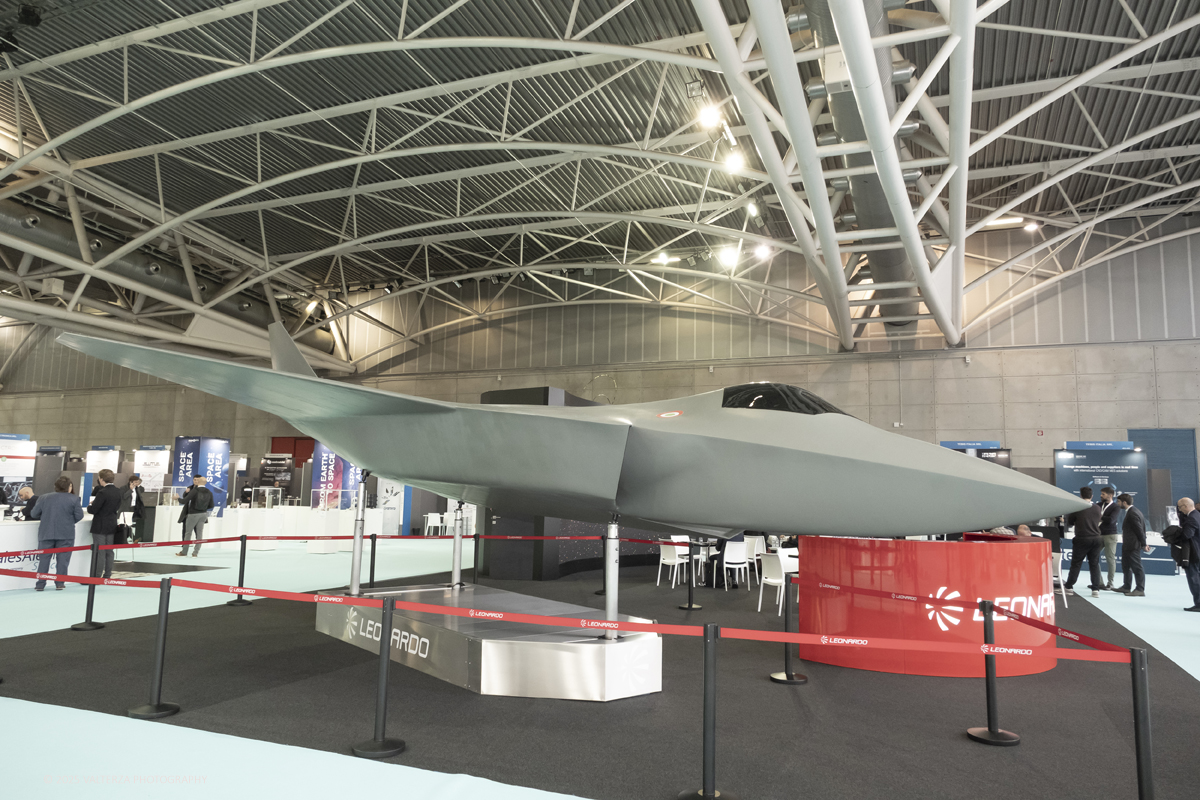 _DSF0357.jpg - 02/11/2025. Torino. Decima edizione di Aerospace & Defense Meetings Torino, la piÃ¹ importante business convention internazionale per lâ€™industria aerospaziale in Italia. Nella foto  parte dell'allestimento della fiera all'Oval del Lingotto