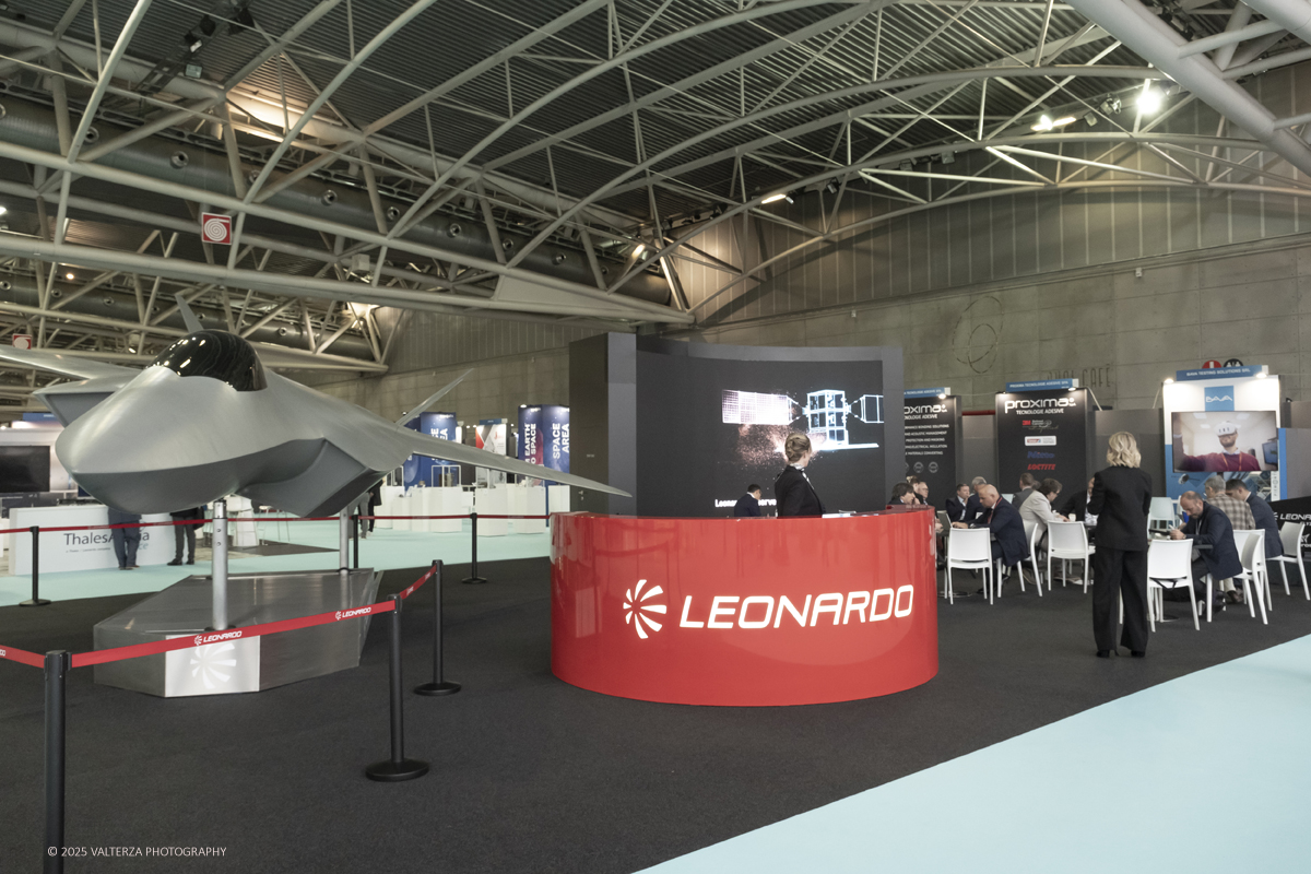 _DSF0359.jpg - 02/11/2025. Torino. Decima edizione di Aerospace & Defense Meetings Torino, la piÃ¹ importante business convention internazionale per lâ€™industria aerospaziale in Italia. Nella foto  parte dell'allestimento della fiera all'Oval del Lingotto