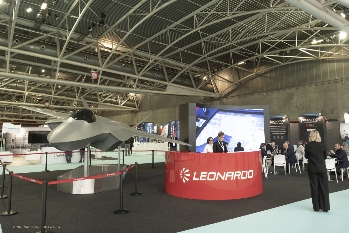 _DSF0363.jpg - 02/11/2025. Torino. Decima edizione di Aerospace & Defense Meetings Torino, la piÃ¹ importante business convention internazionale per lâ€™industria aerospaziale in Italia. Nella foto  parte dell'allestimento della fiera all'Oval del Lingotto
