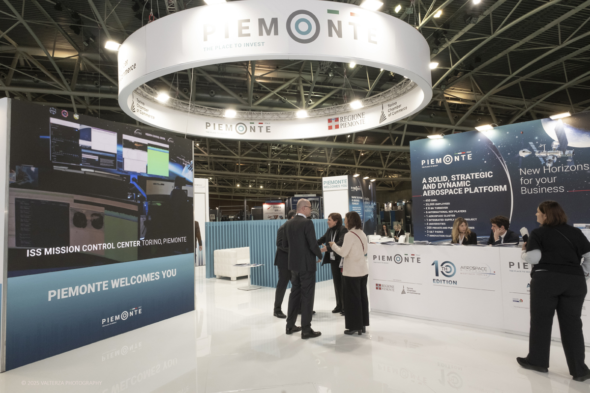 _DSF0376.jpg - 02/11/2025. Torino. Decima edizione di Aerospace & Defense Meetings Torino, la piÃ¹ importante business convention internazionale per lâ€™industria aerospaziale in Italia. Nella foto  parte dell'allestimento della fiera all'Oval del Lingotto