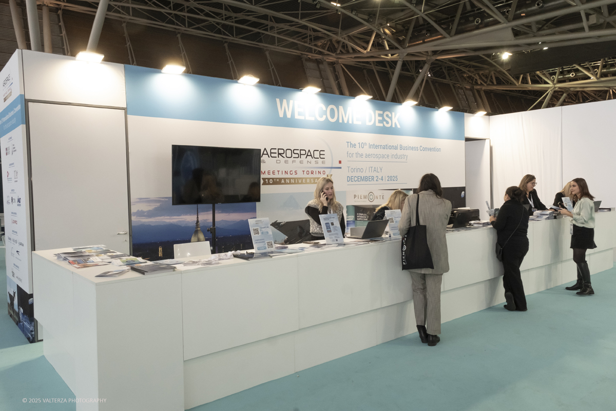 _DSF0380.jpg - 02/11/2025. Torino. Decima edizione di Aerospace & Defense Meetings Torino, la piÃ¹ importante business convention internazionale per lâ€™industria aerospaziale in Italia. Nella foto  parte dell'allestimento della fiera all'Oval del Lingotto