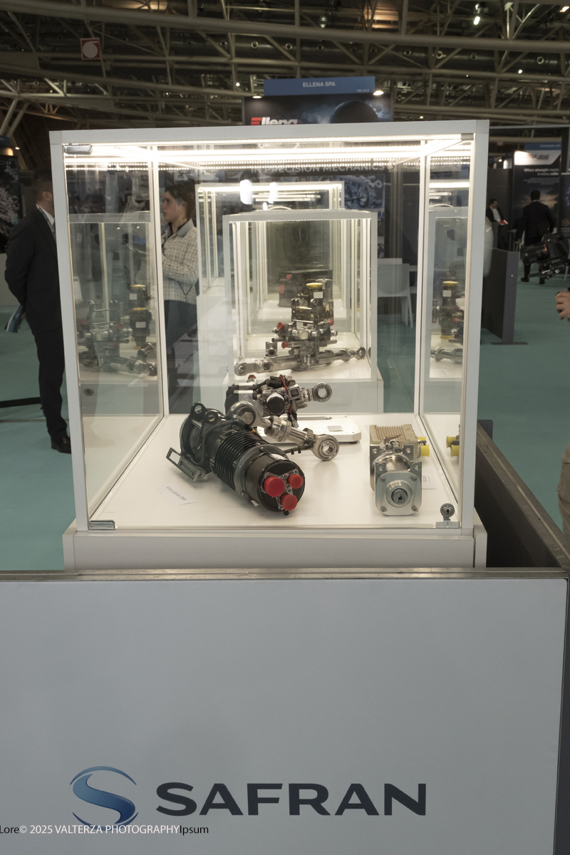 _DSF0384.jpg - 02/11/2025. Torino. Decima edizione di Aerospace & Defense Meetings Torino, la piÃ¹ importante business convention internazionale per lâ€™industria aerospaziale in Italia. Nella foto  parte dell'allestimento della fiera all'Oval del Lingotto