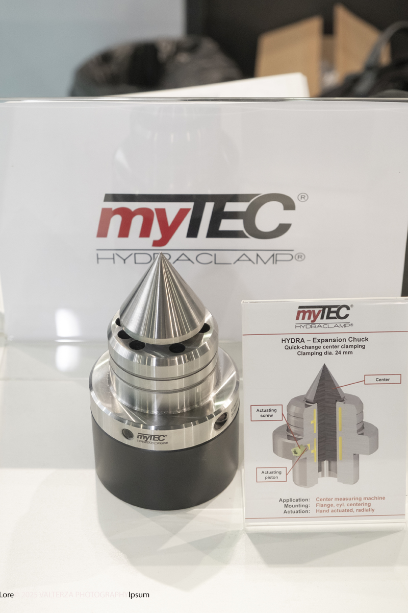 _DSF0391.jpg - 02/11/2025. Torino. Decima edizione di Aerospace & Defense Meetings Torino, la piÃ¹ importante business convention internazionale per lâ€™industria aerospaziale in Italia. Nella foto  parte dell'allestimento della fiera all'Oval del Lingotto