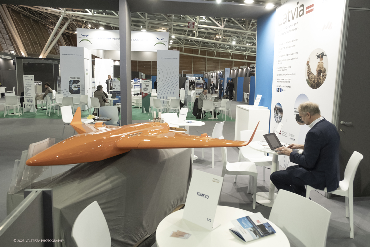 _DSF0406.jpg - 02/11/2025. Torino. Decima edizione di Aerospace & Defense Meetings Torino, la piÃ¹ importante business convention internazionale per lâ€™industria aerospaziale in Italia. Nella foto  parte dell'allestimento della fiera all'Oval del Lingotto