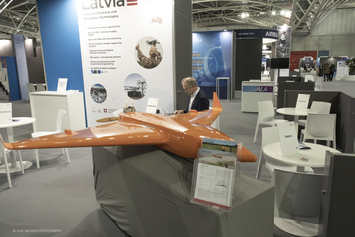 _DSF0407.jpg - 02/11/2025. Torino. Decima edizione di Aerospace & Defense Meetings Torino, la piÃ¹ importante business convention internazionale per lâ€™industria aerospaziale in Italia. Nella foto  parte dell'allestimento della fiera all'Oval del Lingotto