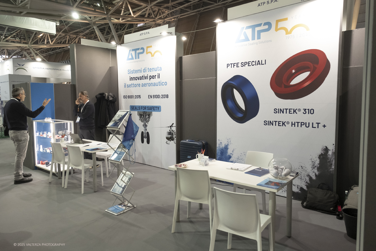 _DSF0412.jpg - 02/11/2025. Torino. Decima edizione di Aerospace & Defense Meetings Torino, la piÃ¹ importante business convention internazionale per lâ€™industria aerospaziale in Italia. Nella foto  parte dell'allestimento della fiera all'Oval del Lingotto