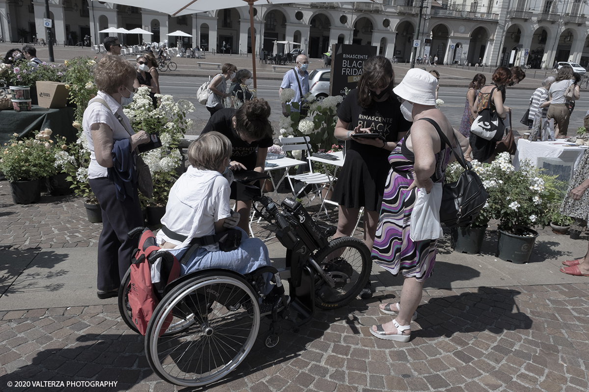 _DSF0080.jpg - 28/06/2020. Torino. Si rinnova l'appuntamento con i vivaisti e con i produttori Agricoli in Piazza Vittorio. AgriFlor Ã¨ realizzato in collaborazione con Rinascente, partner dellâ€™iniziativa. Lo Store in via Lagrange ha ospitato â€œiniziative e talkâ€� allâ€™interno dellâ€™Exhibition Area al piano -1, giÃ  allestita a tema Design&Green con unâ€™incredibile varietÃ  di fiori e piante. Nella foto le hostess di Rinascente prestano assistenza ad un invalido in visita alla mostra.