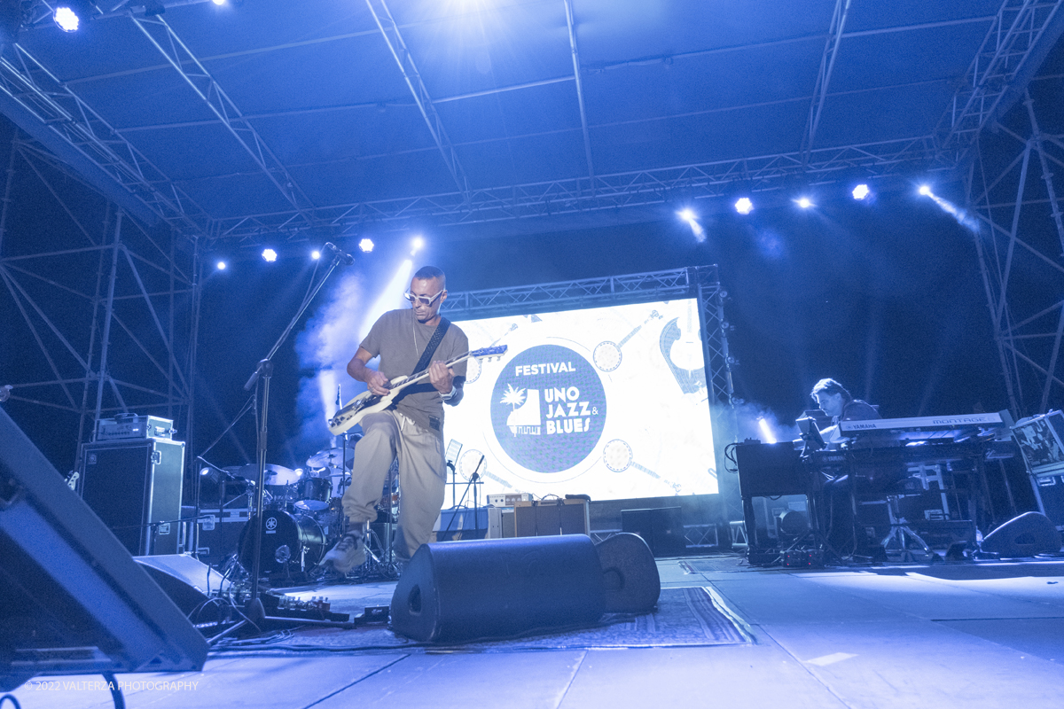 DSCF1573.jpg - 20/08/2022. Sanremo. Il nuovissimo tour di Alex Briti prende il nome dall'ultimo lavoro discografico del cantautore romano che Ã¨ anche  il mio primo album strumentale. Nella foto Alex Britti in concerto con Giulio Rocca alla batteria, Emanuele Brignola al basso e Michele Papadia allâ€™organo Hammond, pianoforte e tastiere.