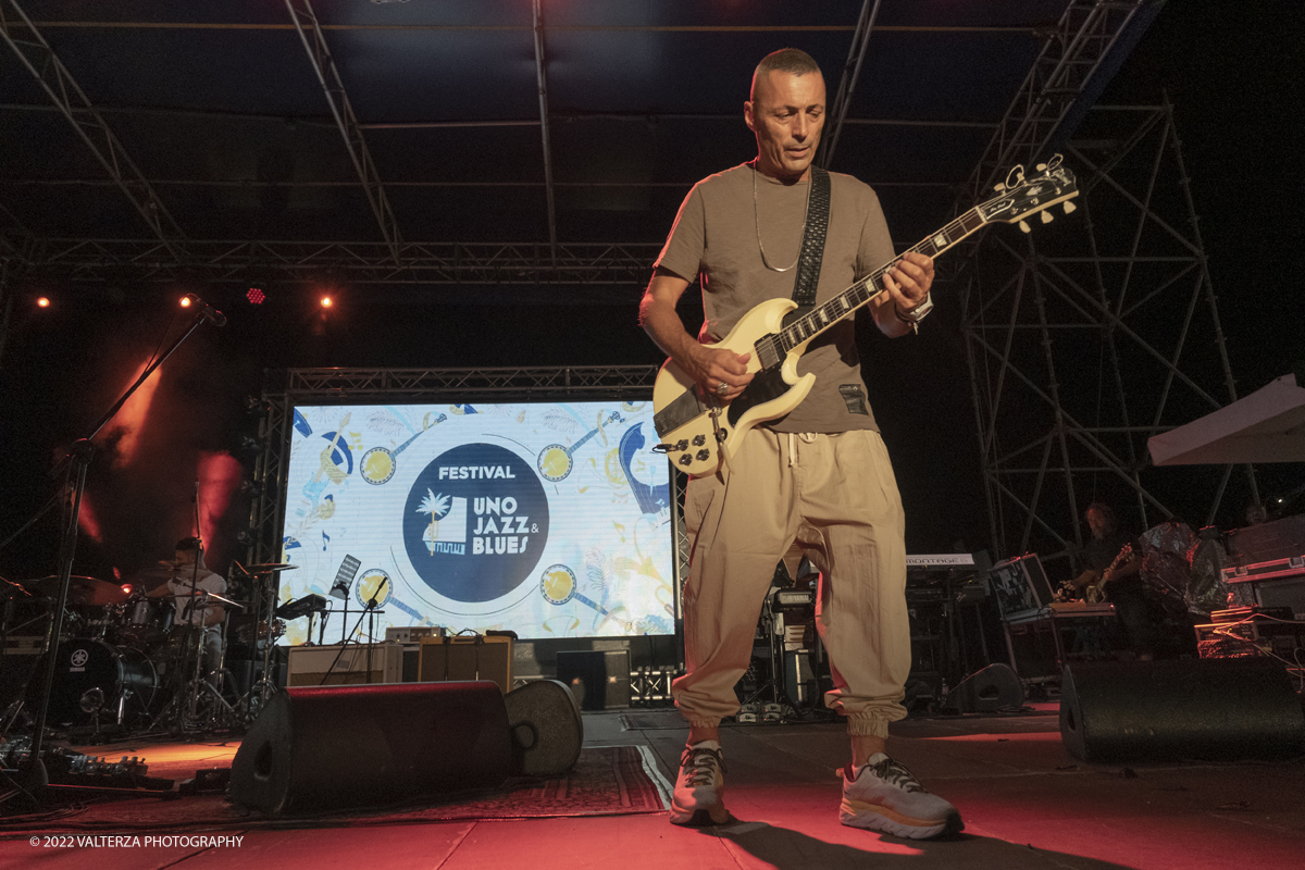 DSCF1613.jpg - 20/08/2022. Sanremo. Il nuovissimo tour di Alex Briti prende il nome dall'ultimo lavoro discografico del cantautore romano che Ã¨ anche  il mio primo album strumentale. Nella foto Alex Britti in concerto con Giulio Rocca alla batteria, Emanuele Brignola al basso e Michele Papadia allâ€™organo Hammond, pianoforte e tastiere.