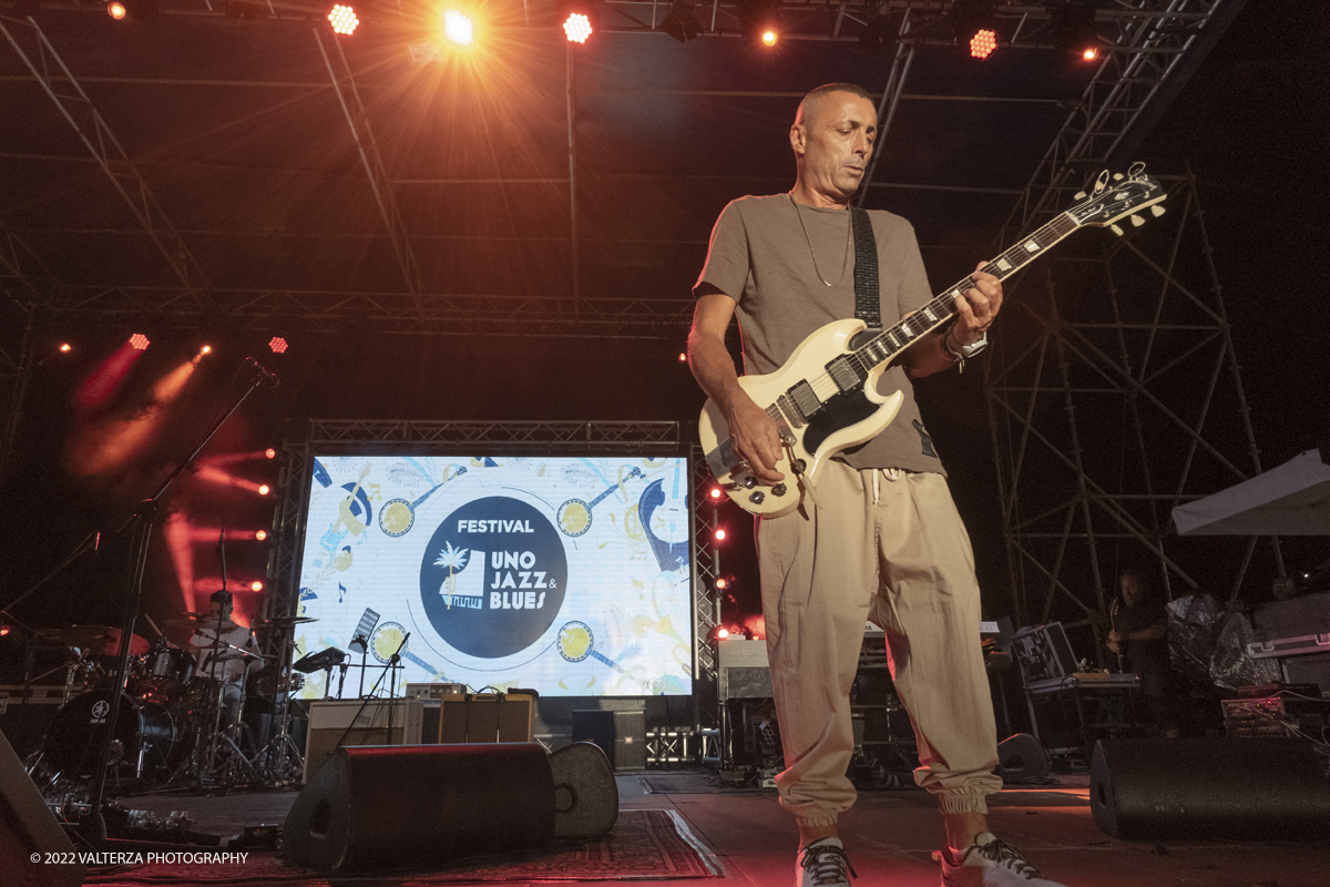 DSCF1616.jpg - 20/08/2022. Sanremo. Il nuovissimo tour di Alex Briti prende il nome dall'ultimo lavoro discografico del cantautore romano che Ã¨ anche  il mio primo album strumentale. Nella foto Alex Britti in concerto con Giulio Rocca alla batteria, Emanuele Brignola al basso e Michele Papadia allâ€™organo Hammond, pianoforte e tastiere.