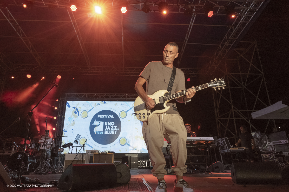 DSCF1631.jpg - 20/08/2022. Sanremo. Il nuovissimo tour di Alex Briti prende il nome dall'ultimo lavoro discografico del cantautore romano che Ã¨ anche  il mio primo album strumentale. Nella foto Alex Britti in concerto con Giulio Rocca alla batteria, Emanuele Brignola al basso e Michele Papadia allâ€™organo Hammond, pianoforte e tastiere.