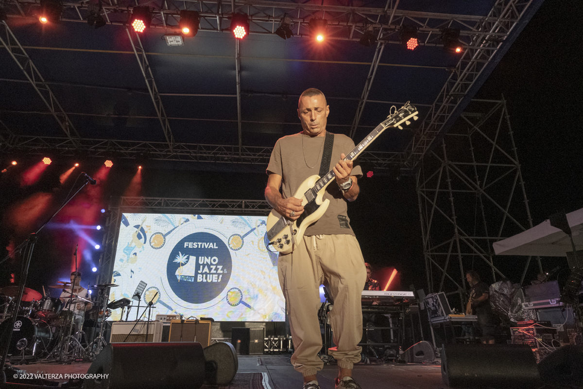 DSCF1773.jpg - 20/08/2022. Sanremo. Il nuovissimo tour di Alex Briti prende il nome dall'ultimo lavoro discografico del cantautore romano che Ã¨ anche  il mio primo album strumentale. Nella foto Alex Britti in concerto con Giulio Rocca alla batteria, Emanuele Brignola al basso e Michele Papadia allâ€™organo Hammond, pianoforte e tastiere.