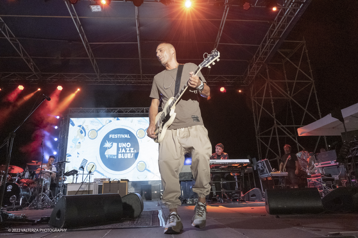 DSCF1809.jpg - 20/08/2022. Sanremo. Il nuovissimo tour di Alex Briti prende il nome dall'ultimo lavoro discografico del cantautore romano che Ã¨ anche  il mio primo album strumentale. Nella foto Alex Britti in concerto con Giulio Rocca alla batteria, Emanuele Brignola al basso e Michele Papadia allâ€™organo Hammond, pianoforte e tastiere.