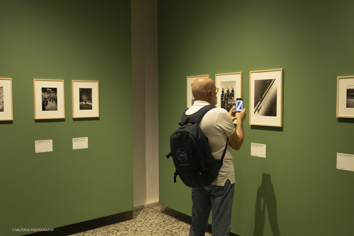 _DSF8422.jpg - 12-06-2025. Turin . Camera . Alfred Eisenstaedt installation. The picture , visiting the exhbition