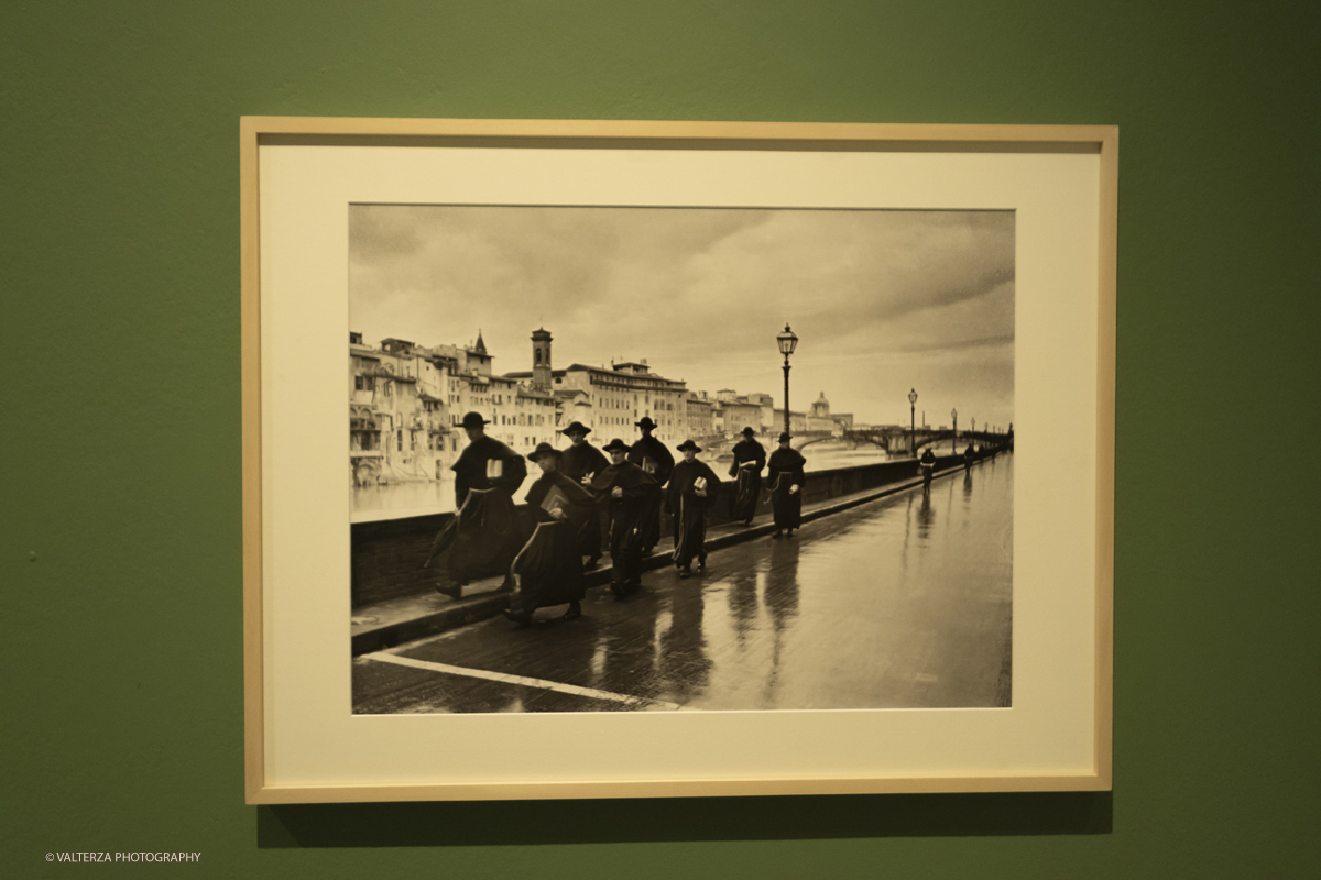 _DSF8442.jpg - 12-06-2025. Turin . Camera . Alfred Eisenstaedt installation. The picture , Monks walking along the river Arno  1935