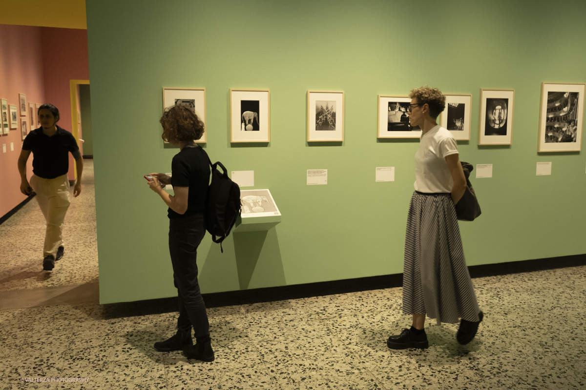 _DSF8448.jpg - 12-06-2025. Turin . Camera . Alfred Eisenstaedt installation. The picture , visiting the exhbition