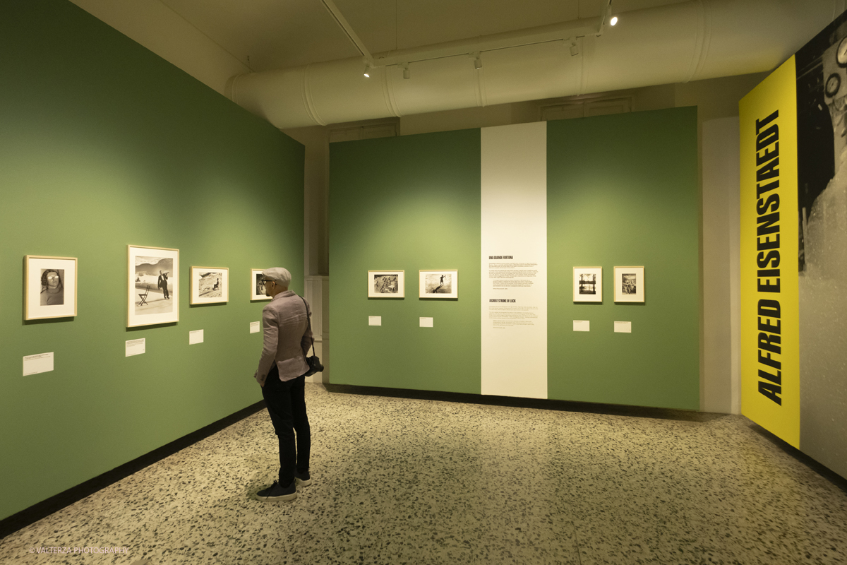 _DSF8450.jpg - 12-06-2025. Turin . Camera . Alfred Eisenstaedt installation. The picture , visiting the exhbition