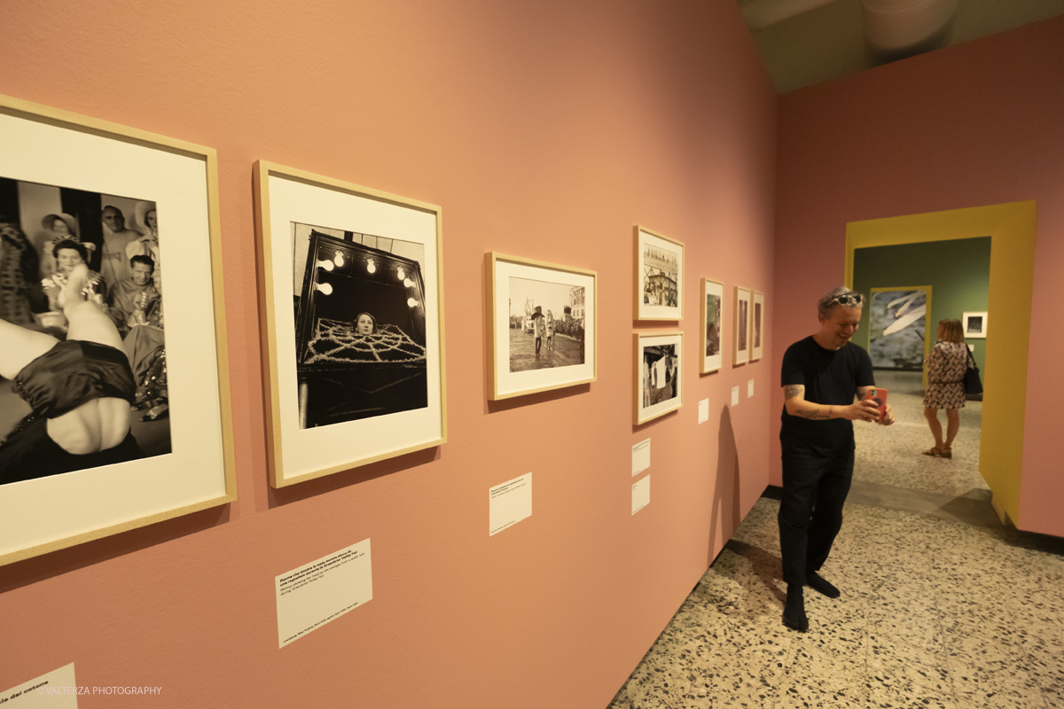 _DSF8463.jpg - 12-06-2025. Turin . Camera . Alfred Eisenstaedt installation. The picture , visiting the exhbition