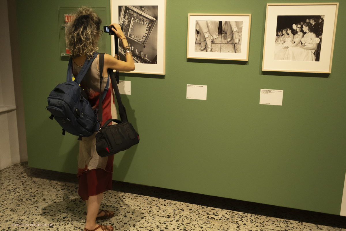_DSF8481.jpg - 12-06-2025. Turin . Camera . Alfred Eisenstaedt installation. The picture , visiting the exhbition