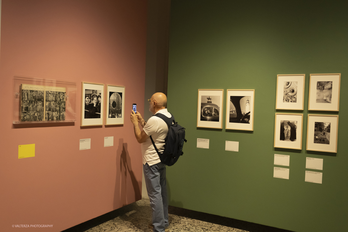 _DSF8489.jpg - 12-06-2025. Turin . Camera . Alfred Eisenstaedt installation. The picture , visiting the exhbition