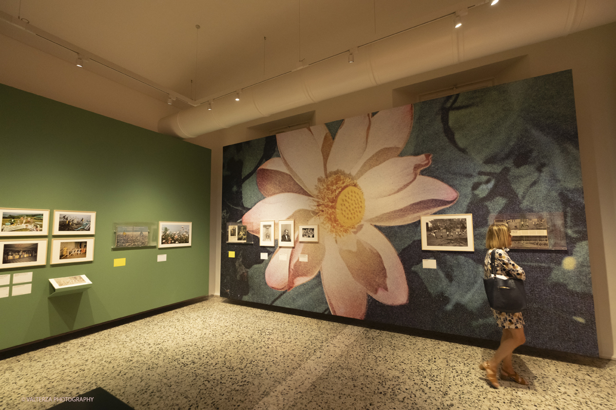 _DSF8515.jpg - 12-06-2025. Turin . Camera . Alfred Eisenstaedt installation. The picture , visiting the exhbition