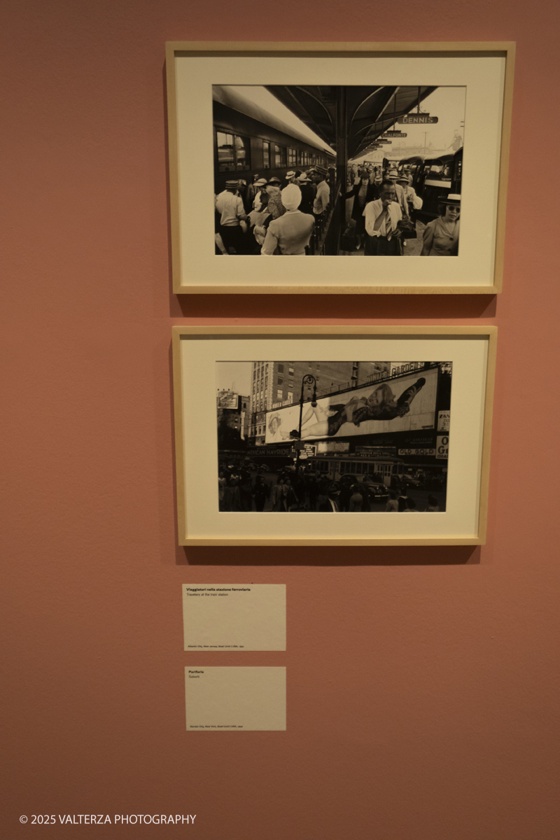 _DSF8527.jpg - 12-06-2025. Turin . Camera . Alfred Eisenstaedt installation. The picture , travelers at train station USA 1941 and garden city, NY, USA 1942