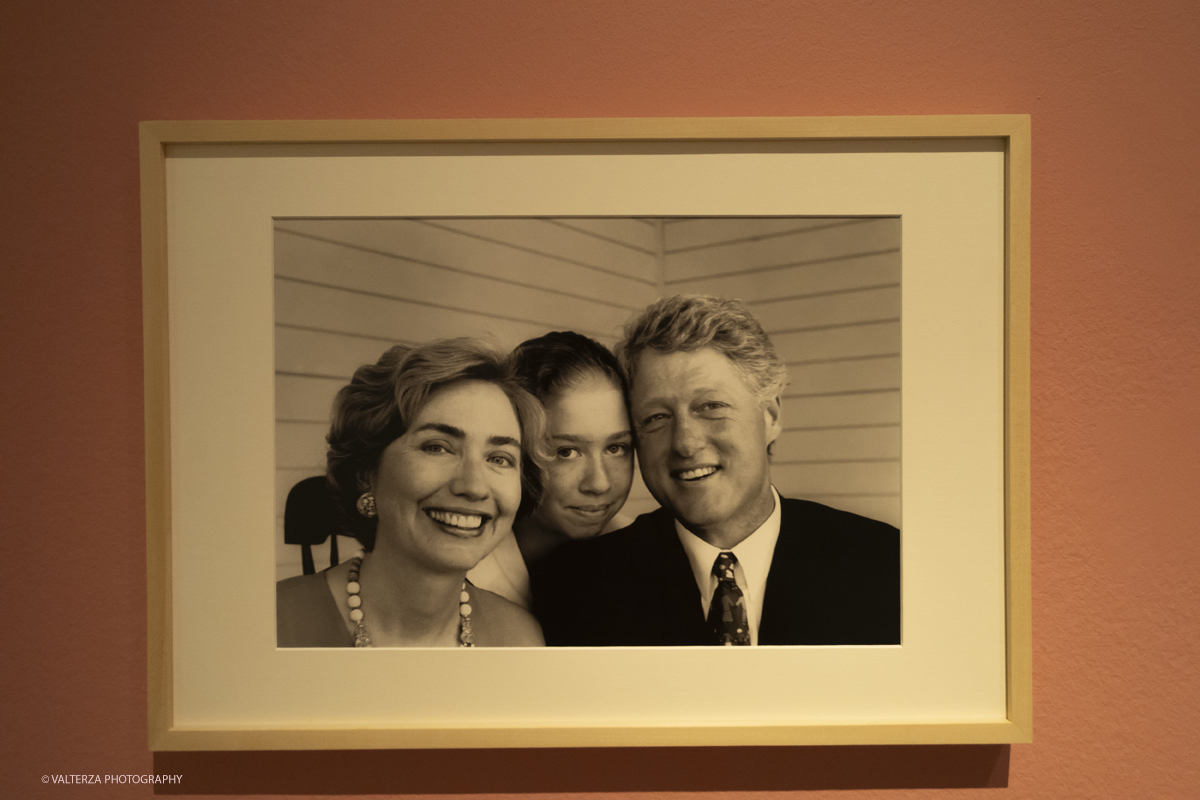 _DSF8654.jpg - 12-06-2025. Turin . Camera . Alfred Eisenstaedt installation. The picture , Portrait of President Bill Clinton with Daughter and Wife  Martha's Vineyard USA 1995
