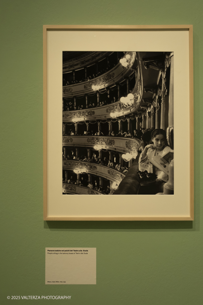 _DSF8691.jpg - 12-06-2025. Turin . Camera . Alfred Eisenstaedt installation. The picture , people at Teatro alla Scala Milan Italy 1934