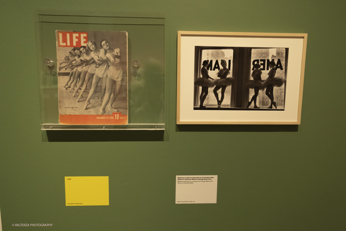 _DSF8700.jpg - 12-06-2025. Turin . Camera . Alfred Eisenstaedt installation. The picture ,  LIFE cover and Ballerinas standing on a windowsill at George Balanchine's School of American Ballet NY USA 1937