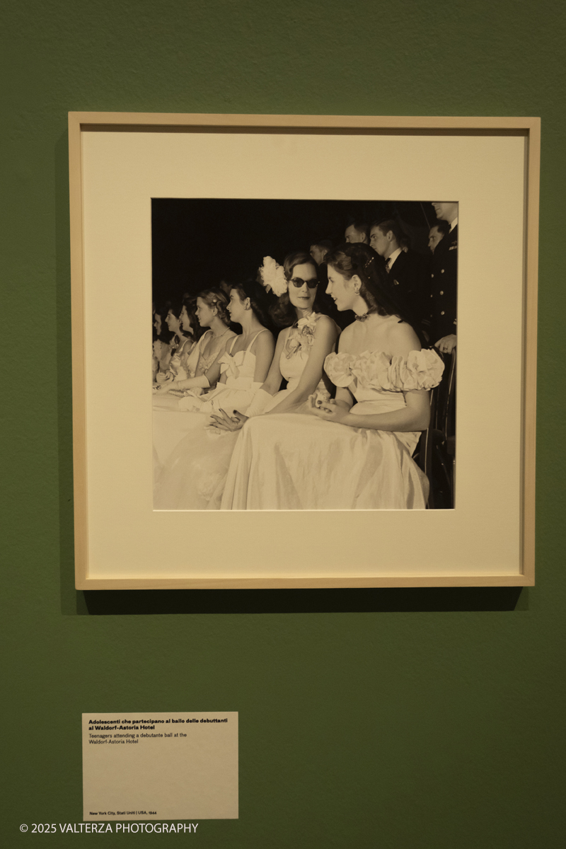 _DSF8714.jpg - 12-06-2025. Turin . Camera . Alfred Eisenstaedt installation. The picture , teenagers attending a debutante ball at the Waldorf-Astoria Hotel NY USA 1944