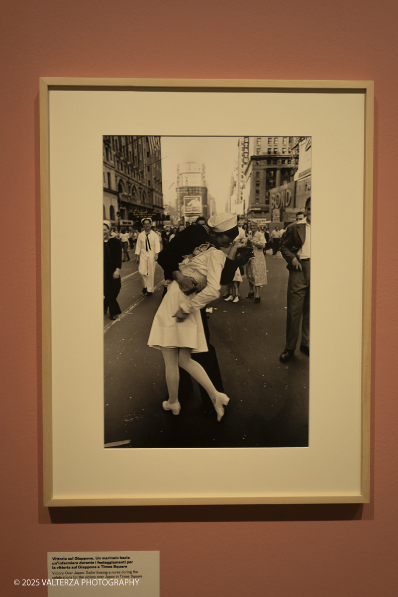 _DSF8721.jpg - 12-06-2025. Turin . Camera . Alfred Eisenstaedt installation. The picture , victory over japan. Sailor kissing a nurse during the celebration s for the victory ove japan in Times Square NY USA 14 August 1945
