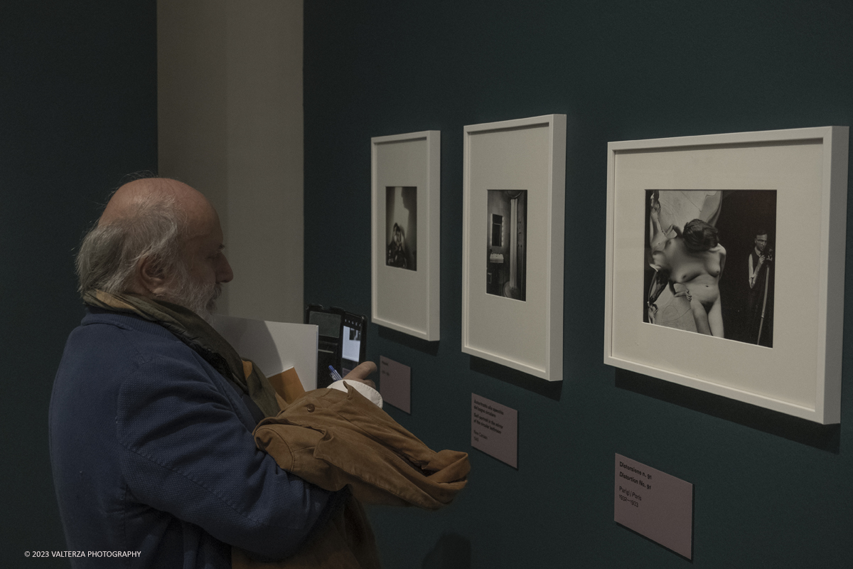 _DSF1582.jpg - 18/10/2023. Torino. La mostra, 19 ottobre 2023 â€“ 4 febbraio 2024 a CAMERA,  Ã¨ composta da oltre centocinquanta immagini che ripercorrono lâ€™intera carriera del fotografo di origini ungheresi e celebra anche il sessantesimo anniversario della presenza del fotografo alla Biennale di Venezia. Nella foto in visita alla mostra  in visita alla mostra
