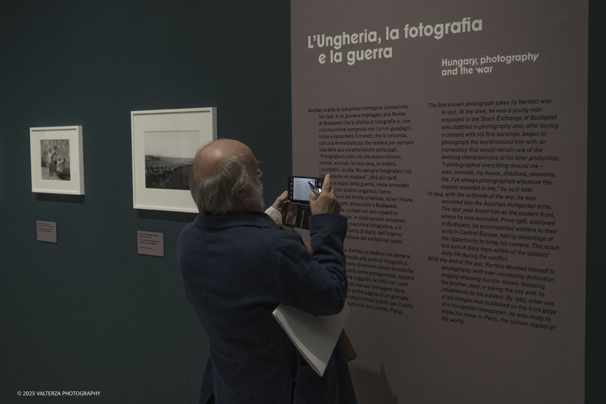_DSF1627.jpg - 18/10/2023. Torino. La mostra, 19 ottobre 2023 â€“ 4 febbraio 2024 a CAMERA,  Ã¨ composta da oltre centocinquanta immagini che ripercorrono lâ€™intera carriera del fotografo di origini ungheresi e celebra anche il sessantesimo anniversario della presenza del fotografo alla Biennale di Venezia. Nella foto in visita alla mostra