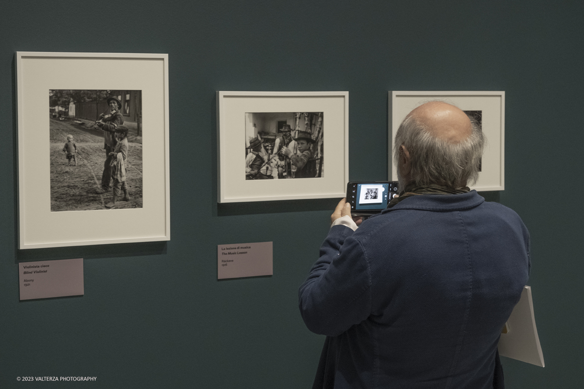 _DSF1644.jpg - 18/10/2023. Torino. La mostra, 19 ottobre 2023 â€“ 4 febbraio 2024 a CAMERA,  Ã¨ composta da oltre centocinquanta immagini che ripercorrono lâ€™intera carriera del fotografo di origini ungheresi e celebra anche il sessantesimo anniversario della presenza del fotografo alla Biennale di Venezia. Nella foto in visita alla mostra