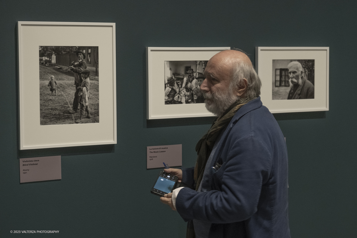 _DSF1645.jpg - 18/10/2023. Torino. La mostra, 19 ottobre 2023 â€“ 4 febbraio 2024 a CAMERA,  Ã¨ composta da oltre centocinquanta immagini che ripercorrono lâ€™intera carriera del fotografo di origini ungheresi e celebra anche il sessantesimo anniversario della presenza del fotografo alla Biennale di Venezia. Nella foto in visita alla mostra